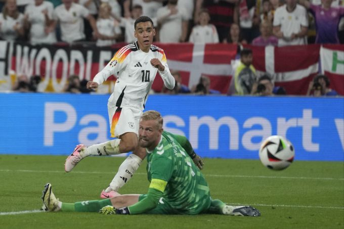Jamal Musiala trifft zum 2:0 für Deutschland gegen Dänemark an der EM 2024. EM 2024 Musiala Schmeichel