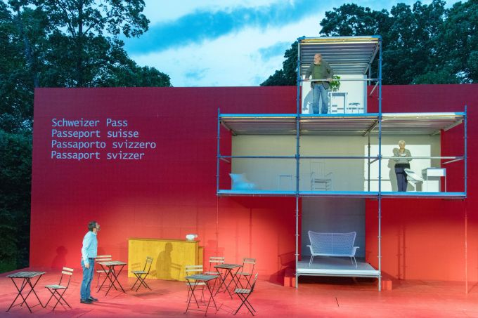 Hier spielt sich die Geschichte ab: das durch das Schweizerkreuz dargestellte Mietshaus mit 5 Parteien sowie das dazugehörige Café. Theater Gurten