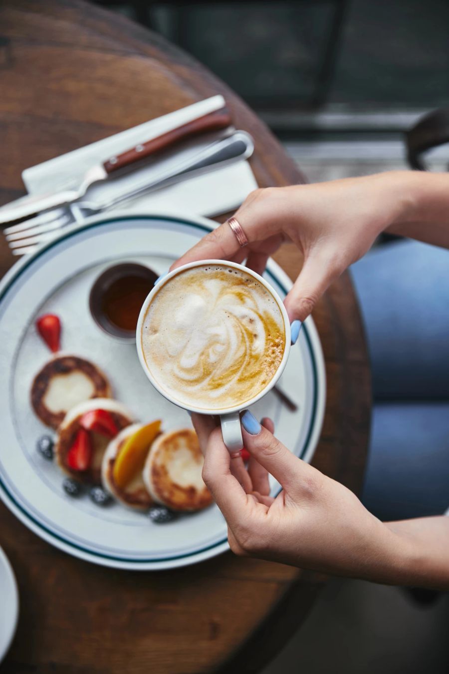 frauenhand hält kaffeetasse