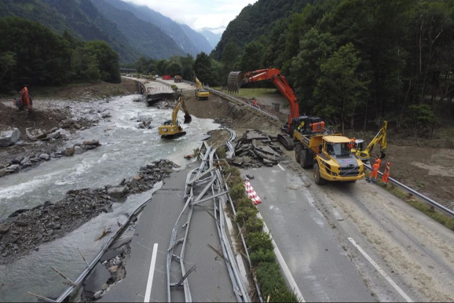 Auch ein Teil der Autobahn A13 wurde zerstört.