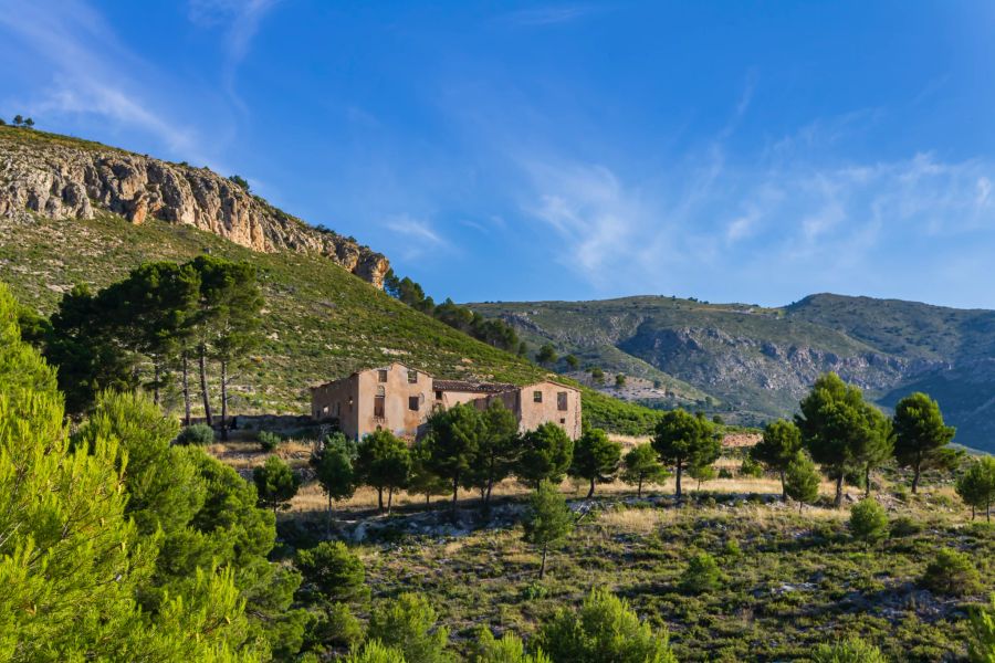 spanien, grüne landschaft, altes haus