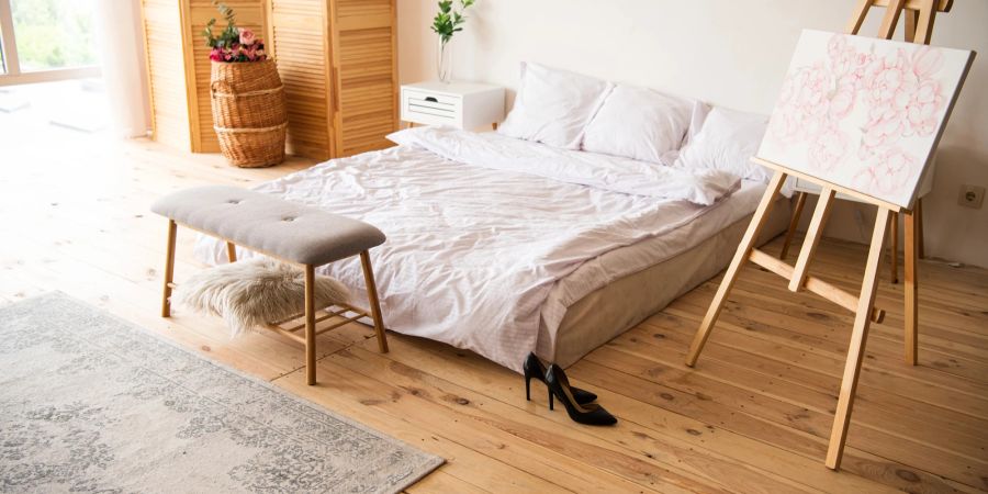 Schlafzimmer mit Holzboden