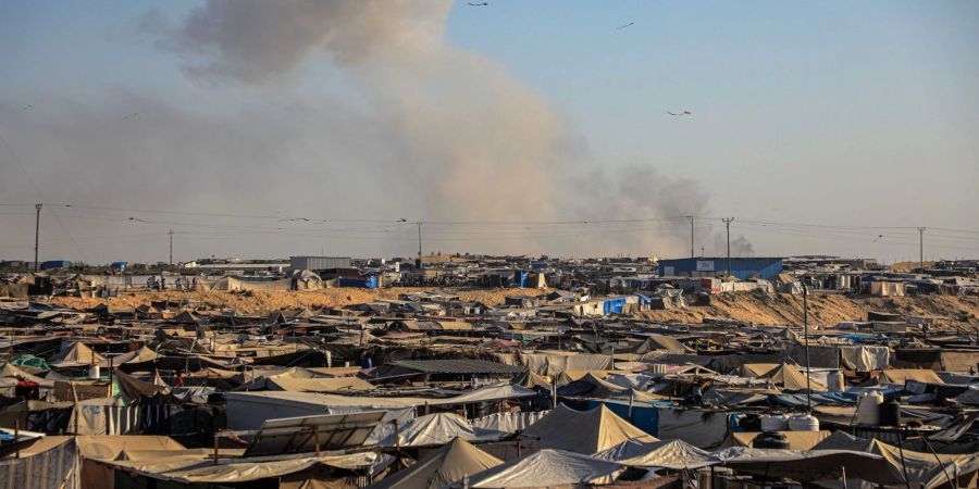 Palästinensischen Angaben zufolge wurden bei israelischen Angriffen in Al-Mawasi Dutzende Menschen getötet und Dutzende verletzt.