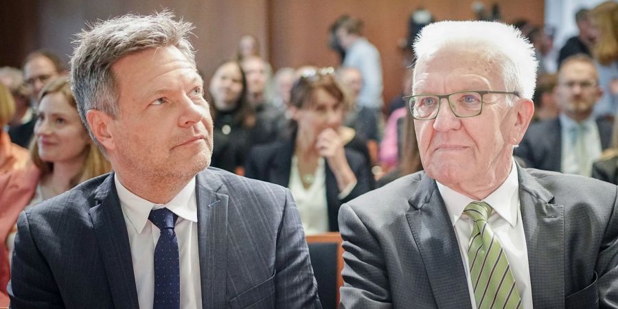 Baden-Württembergs Ministerpräsident Winfried Kretschmann (r) setzt für die Bundestagswahl auf Vize-Kanzler Robert Habeck als Spitzenkandidat (Archivbild).