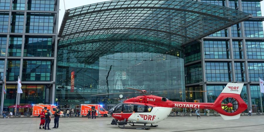 Rettungskräfte Rettungshubschrauber Berlin Hauptbahnhof