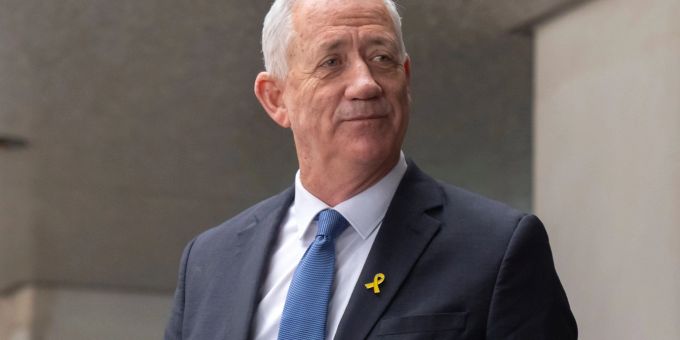 Sollte Benny Gantz seine Drohung wahr machen und die Regierung verlassen, könnte dies eine Regierungskrise heraufbeschwören. Sollte Benny Gantz seine Drohung wahr machen und die Regierung verlassen, könnte dies eine Regierungskrise heraufbeschwören.
