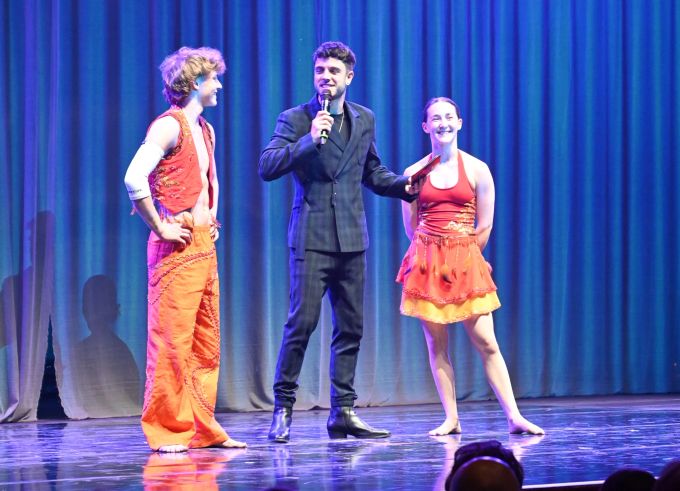 Yael und Cedric Haldimann zusammen mit Moderator Luca Hänni auf der Bühne. das zelt