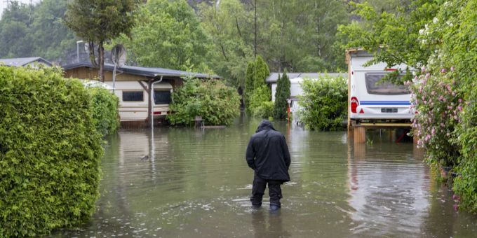 Das Gelände des Campingplatzes in Seewen am Lauerzersee im Kanton Schwyz steht unter Wasser, während eines Hochwasser am Montag, 3. Juni 2024. Hochwasser Regen Schweiz