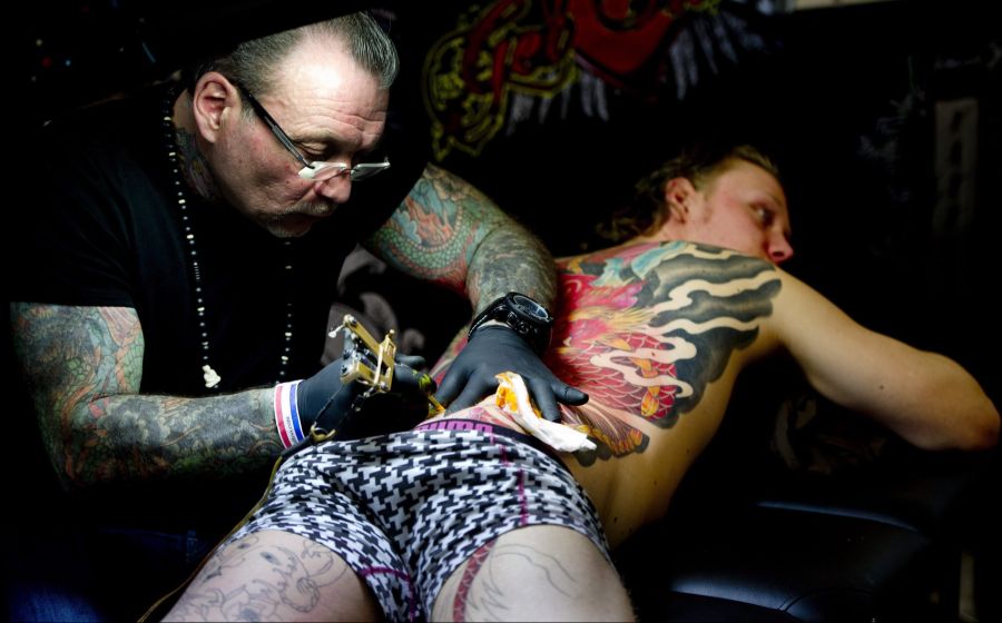 Grossflächige Rückentattoos, wie sie sowohl Frauen als auch Männer haben, können auch bei OPs nach Sportverletzungen zum Problem werden.