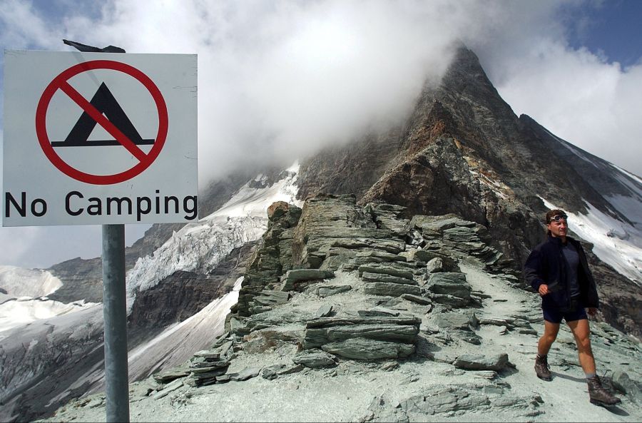 Das Wildcamping ist in der Schweiz auf Gemeindeebene reguliert. Zermatt verbietet das Campieren auf öffentlichem Grund.