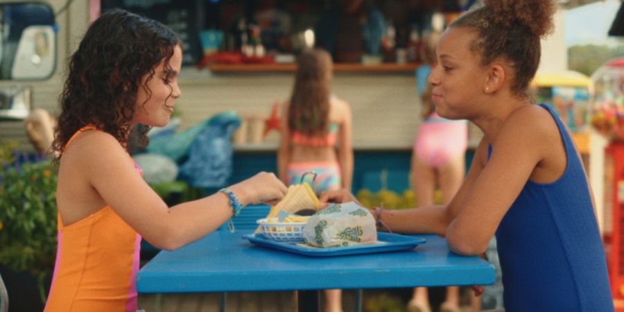 Für die Freundinnen Pola (Neah Hefti, l.) und Polly (Zazie Mawete, r.) ist das Plitsch Platsch Paradies und zweites Zuhause - bis die Badi geschlossen wird. Pola lernt, dass mit politi...