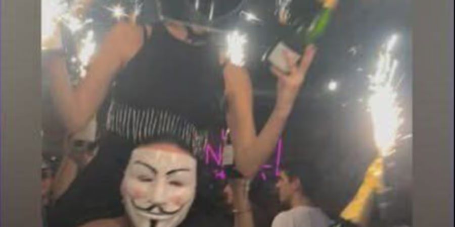 Der Stadtrat betont, dass die Dekoration «genau gleich» wie in Crans-Montana durch Wunderkerzen auf Champagner Feuer gefangen habe.