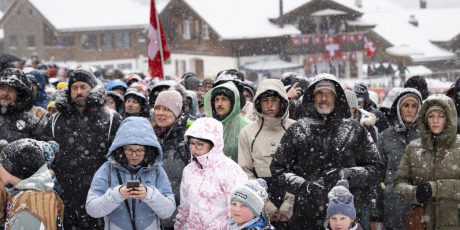 Am Ski Weltcup in Adelboden BE wurde am Samstag vor dem Start des Riesenslaloms der Männer eine Schweigeminute für die Opfer von Crans-Montana VS abgehalten.