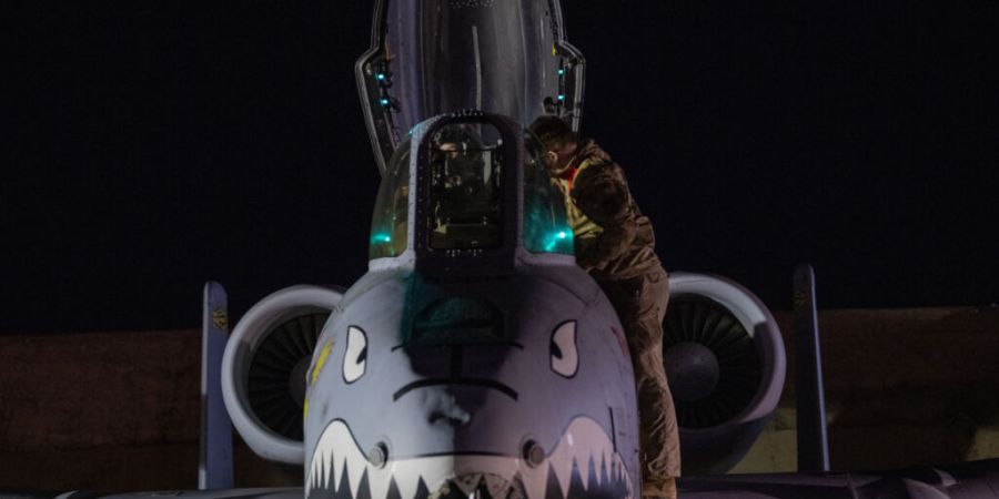 ARCHIV - Dieses von der US-Luftwaffe zur Verfügung gestellte Foto zeigt einen US-Luftwaffenangehörigen, der eine A-10 Thunderbolt II für den Flug von einem Stützpunkt im Verantwortu...