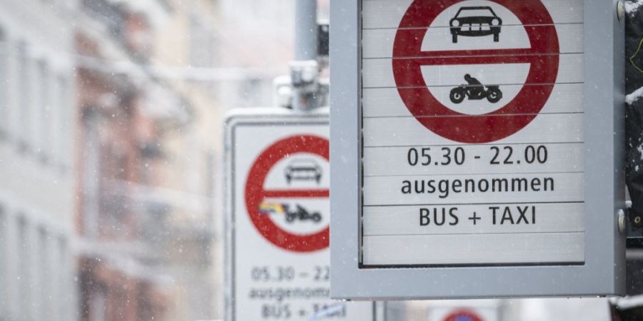 Ab Montag zeigen an der Zürcher Langstrasse elektronische Tafeln das Fahrverbot an.
