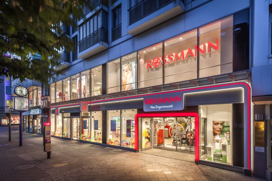 In Schweizer Rossmann-Filialen gibt es nicht nur Ware für den Schweizer Markt. Auch Produkte aus dem deutschen Sortiment landen im Regal.