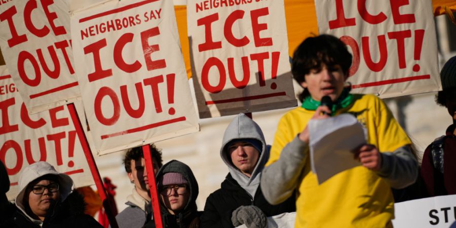 dpatopbilder - Demonstranten versammeln sich vor dem Minnesota State Capitol als Reaktion auf den Tod von Renee Good, die letzte Woche von einem ICE-Beamten tödlich verletzt wurde. Fot...