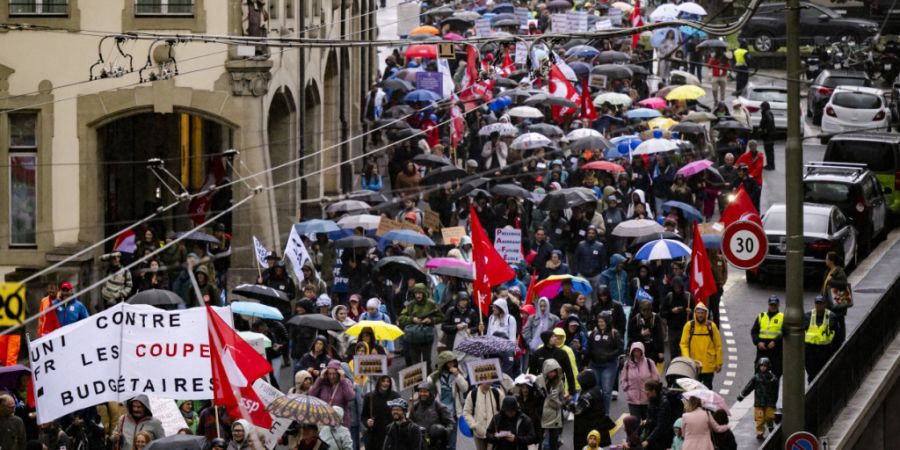 Die geplante Sanierung der Freiburger Staatsfinanzen rief auch Demonstrierende auf den Plan. (Archivbild)