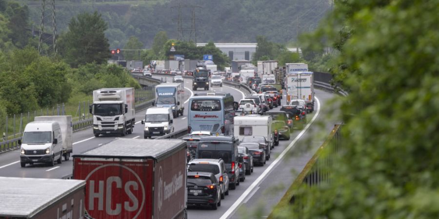 Mit zunehmendem Reiseverkehr in Richtung Süden beginnt am Gotthard-Nordportal die Stausaison. (Archivbild)