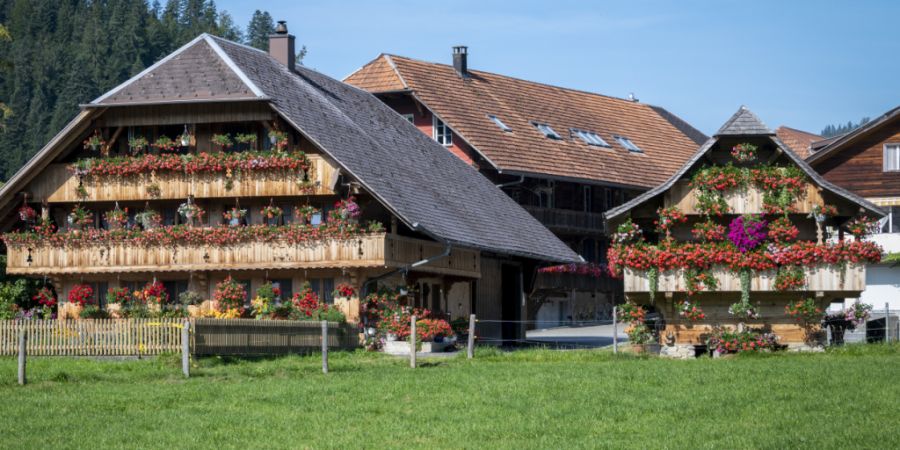 Ein Spycher (rechts), wie man ihn im Emmental  noch da und dort sieht. Dort wurden früher Lebensmittel gelagert. Im übertragenen Sinn will das Regionalmuseum Chüechlihus in Langnau n...