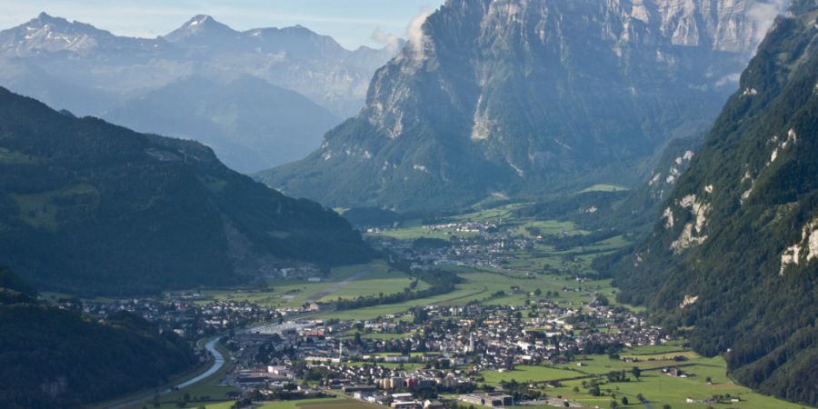 Hier erneuert die Axpo eines ihrer Unterwerke: Niederurnen, rechts, und Näfels mit Mollis im Kanton Glarus. (Archivbild)