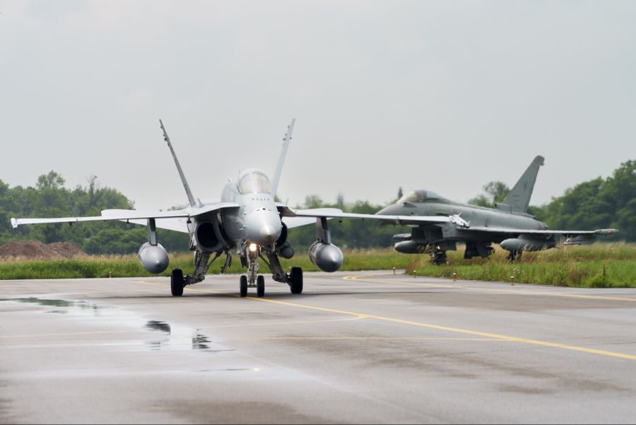 Zwei F/A-18-Kampfjets verursachten einen Überschallknall im Kanton Schwyz. (Archivbild)