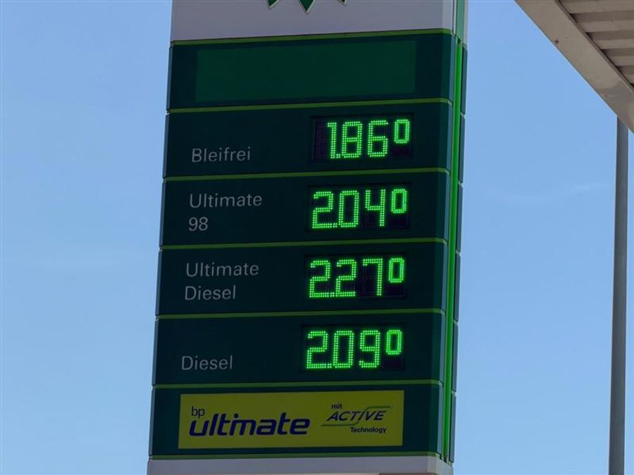 An dieser BP-Tankstelle in Zürich Wollishofen ist der Preis für Bleifrei auf 1.86 Fr. gestiegen, jener für Diesel auf 2.09 Fr. Das Foto stammt von heute Freitagvormittag.