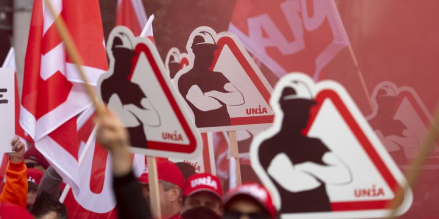 Im Herbst demonstrierten Bauarbeiter unter anderem in Zürich. Nun kann nach der Zustimmung der Gewerkschaften der neue Landesmantelvertrag im Schweizer Baugewerbe rückwirkend auf den ...