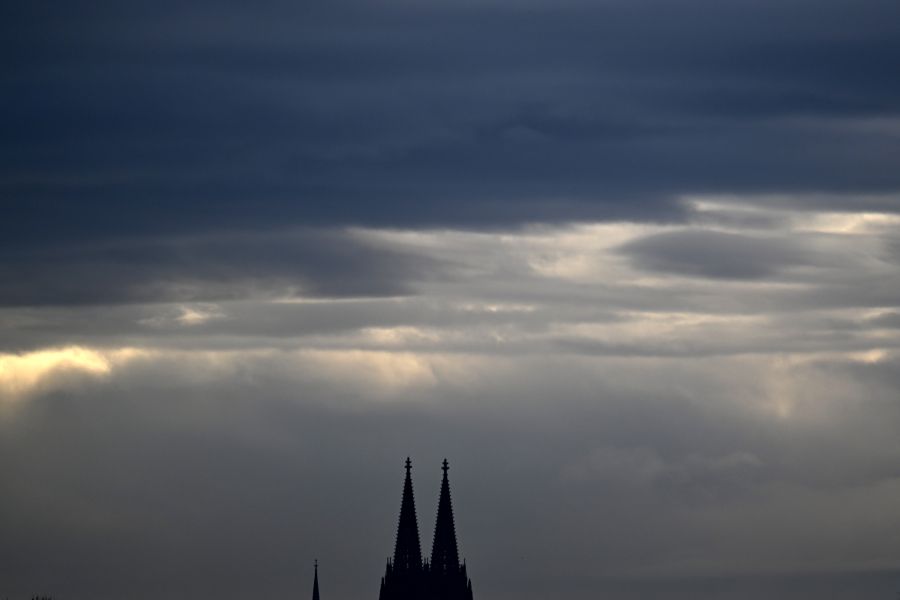 Über dem Nebel ist es wechselnd bewölkt, stellenweise fällt Niederschlag. (Symbolbild)