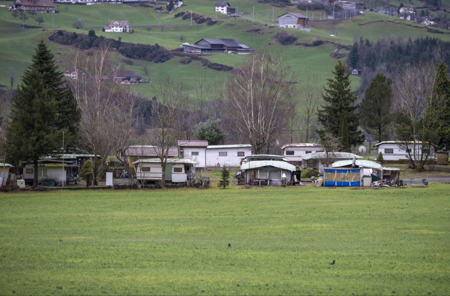 Auch die SVP Schwyz kämpft gegen das geplante Zentrum an. Die Partei hat eine kantonale Volksinitiative gegen das Projekt eingereicht. Das Kantonsparlament nahm die Initiative im Oktober 2025 an.