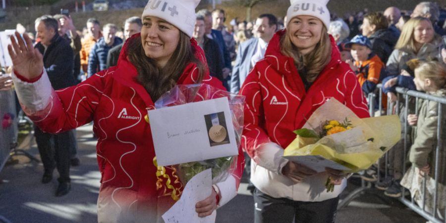 Mathilde Gremaud (links) und Marianne Fatton wurden nach ihrem Olympiasieg in La Roche im Kanton Freiburg gebührend gefeiert.