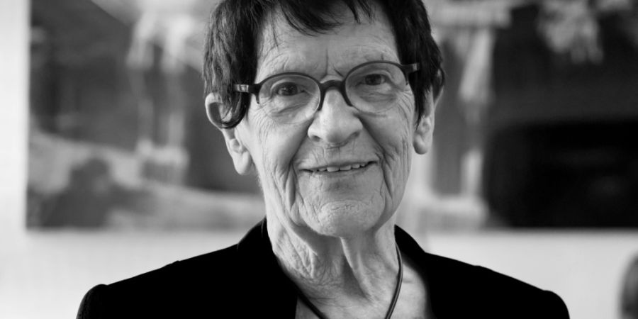 ARCHIV - Rita Süssmuth (CDU) steht in ihrem Büro im Deutschen Bundestag. Die frühere Bundestagspräsidentin starb im Alter von 88 Jahren. Foto: Bernd von Jutrczenka/dpa