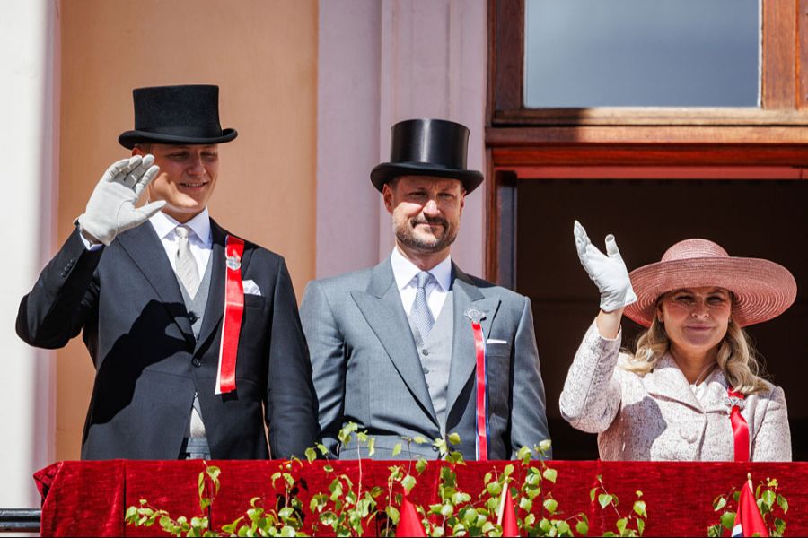 Mette-Marit winkte am Nationalfeiertag vom Schlossbalkon. Neben ihr standen Prinz Sverre Magnus und Kronprinz Haakon.