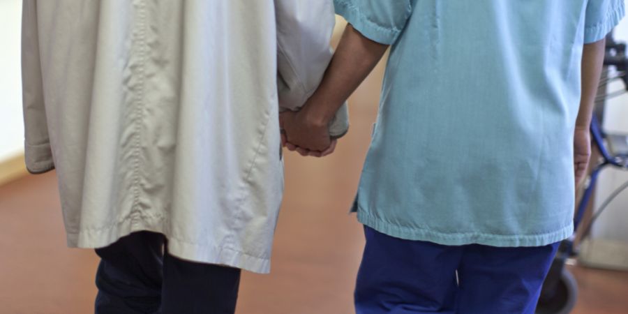 Trotz Betreuung durch die Tochter soll eine über 90-jährige demente Frau die Schweiz verlassen. (Symbolbild)
