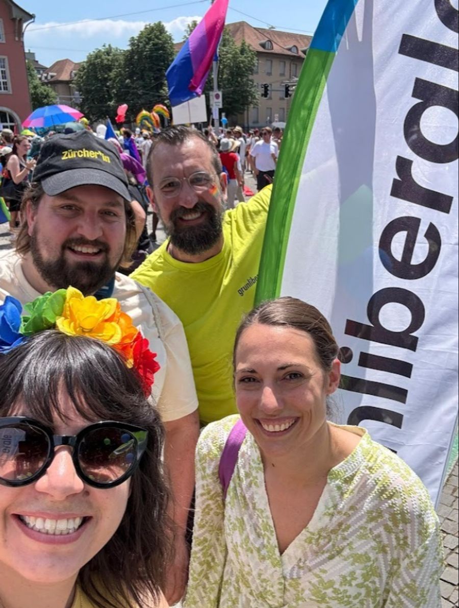 «Wir machen gerade nicht nur einen Rückschritt, wir rennen rückwärts!», warnt der Zürcher GLP-Gemeinderat Sven Sobernheim (links im Bild).
