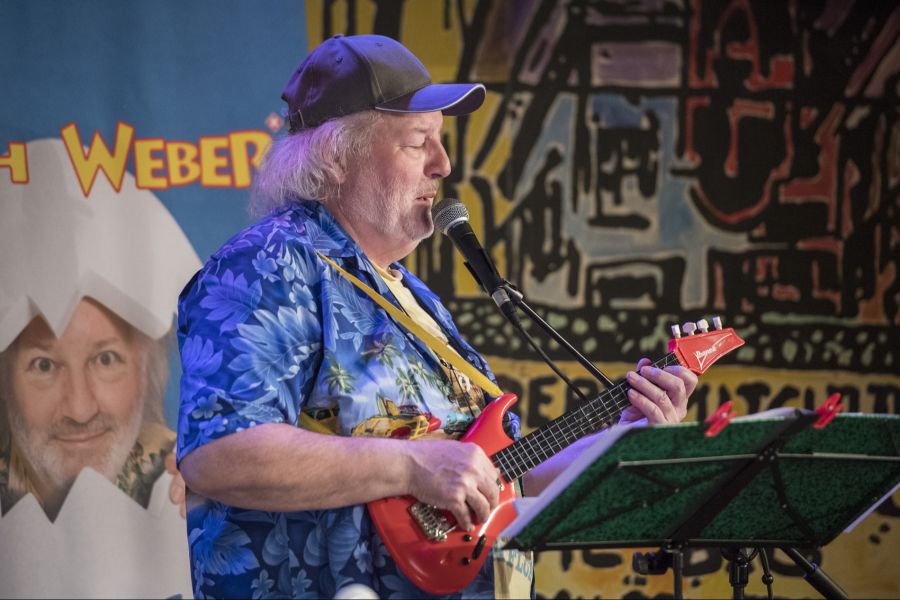 Er erklärt, dass, wenn man berühmt sei, nicht «schaurig gut» sein müsse.