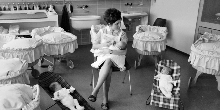 In Säuglingsheimen erhielten Babys in den 50er-Jahren nur wenig Zuneigung. (Archivbild)
