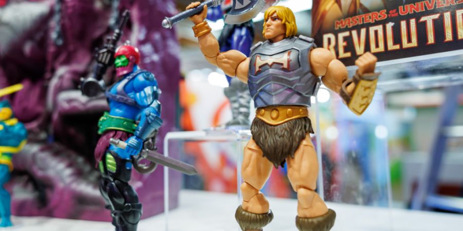 ARCHIV - Die Figur He-Man (r) von Masters of the Universe ist während der 73. Internationalen Spielwarenmesse am Stand von Mattel zu sehen. Foto: Daniel Karmann/dpa
