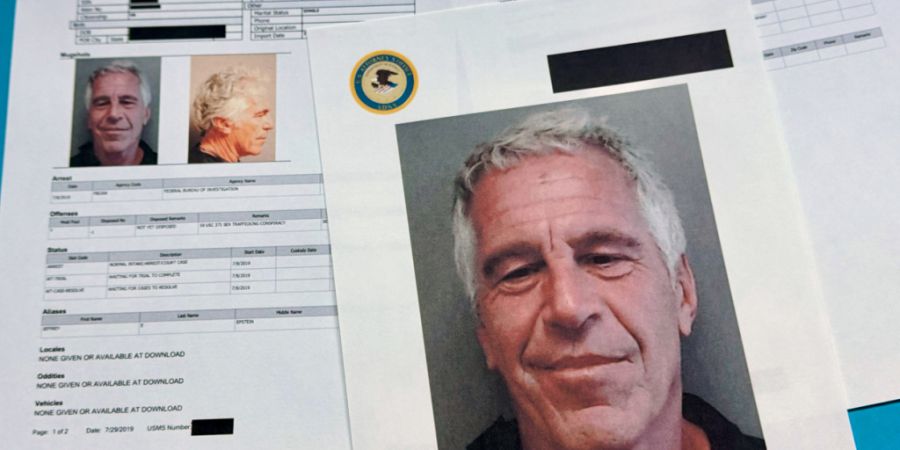 ARCHIV - Dokumente mit geschwärzten Passagen, die in den vom US-Justizministerium freigegebenen Jeffrey-Epstein-Akten enthalten sind, werden am Freitag, 2. Januar 2026, in Washington g...
