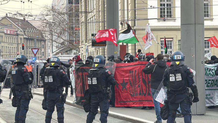 Die Demonstrierenden bewegen sich im Kreis über den Bahnhofplatz.