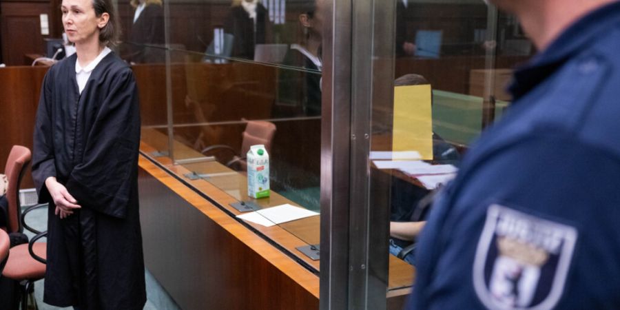 ARCHIV - Der wegen IS-Unterstützung angeklagte Mann (M) sitzt zu Beginn seines Prozesses im Gerichtssaal hinter einer Glasscheibe. Foto: Christophe Gateau/dpa