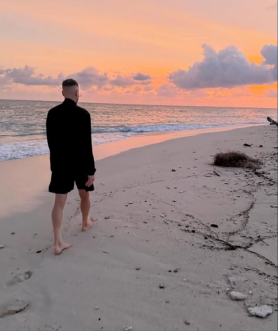 Stress geniesst Strand und Meer.