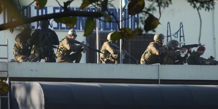 Sicherheitskräfte dringen in das Hochsicherheitsgefängnis Renovation ein, um Wärter, die als Geiseln genommen wurden, zu befreien. Foto: Moises Castillo/AP/dpa