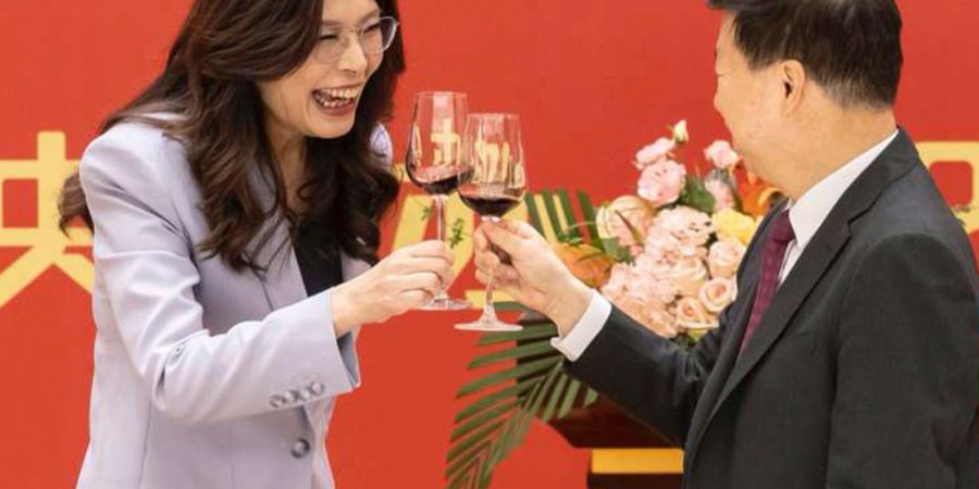 HANDOUT - Auf diesem von der Kuomintang veröffentlichten Foto stößt Cheng Li-wun (l), Parteichefin der taiwanischen Oppositionspartei Kuomintang (KMT), mit Chinas Direktor des Büros...