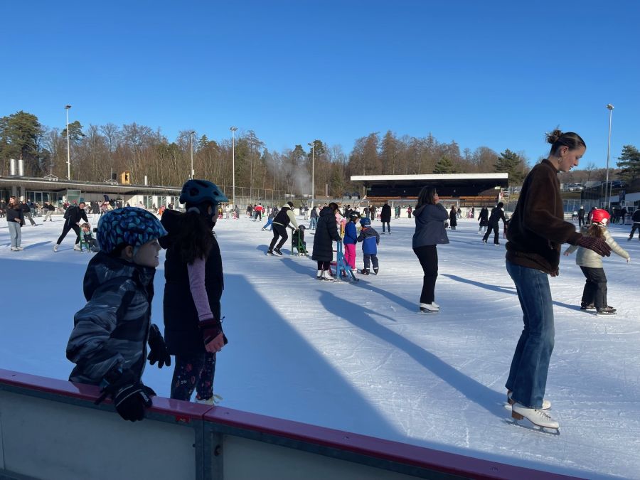 Gross und Klein auf der Dolder-Eisbahn.