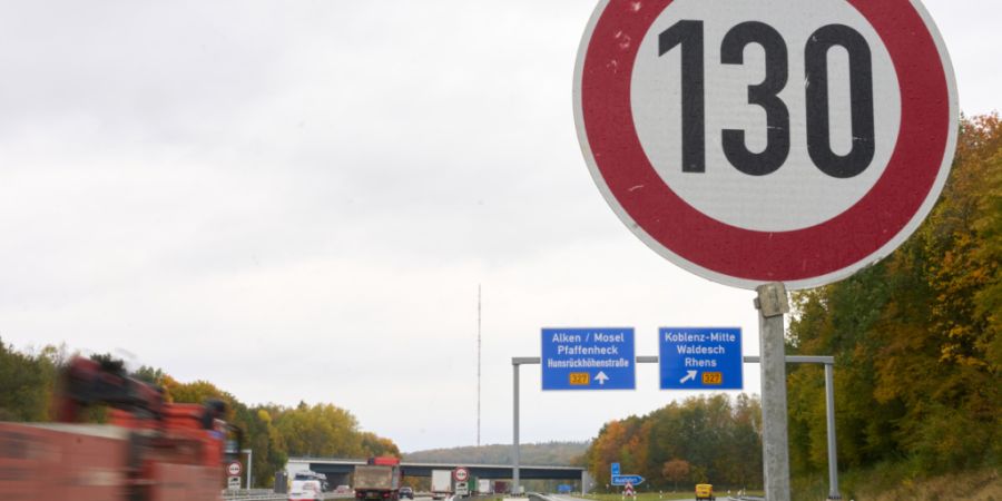 Ein Tempolimit auf Autobahnen von 130 Kilometern pro Stunde wie in Deutschland und anderen Ländern? Die zuständige Nationalratskommission sagt Nein dazu. (Archivbild)
