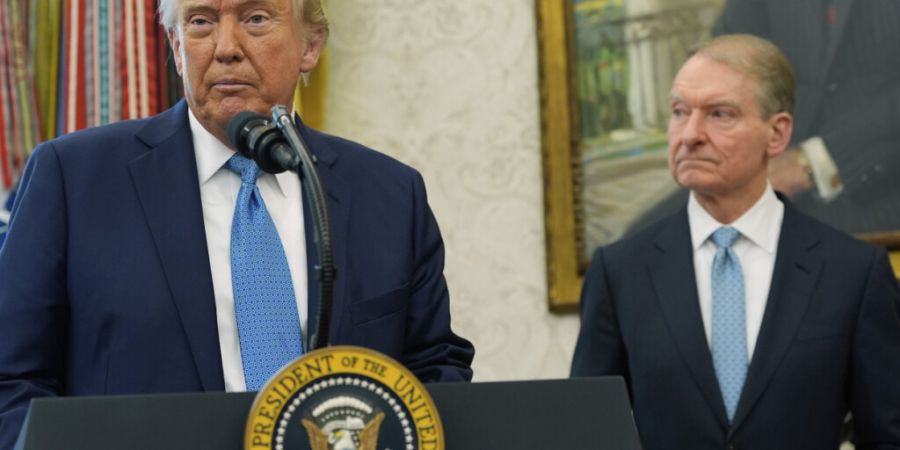 ARCHIV - US-Präsident Donald Trump (l) spricht im Oval Office des Weißen Hauses mit Reportern, neben ihm steht Paul Atkins (r), der Vorsitzende der Wertpapier- und Börsenaufsichtsbeh...
