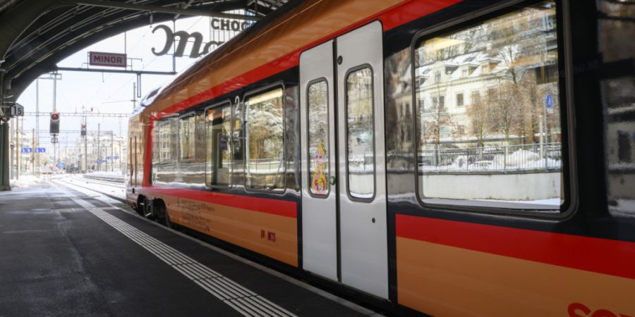 Mitarbeitende von Ostschweizer und liechtensteinischen Firmen sollen das Auto vermehrt stehen lassen und stattdessen den Zug oder das Velo nehmen. (Symbolbild)