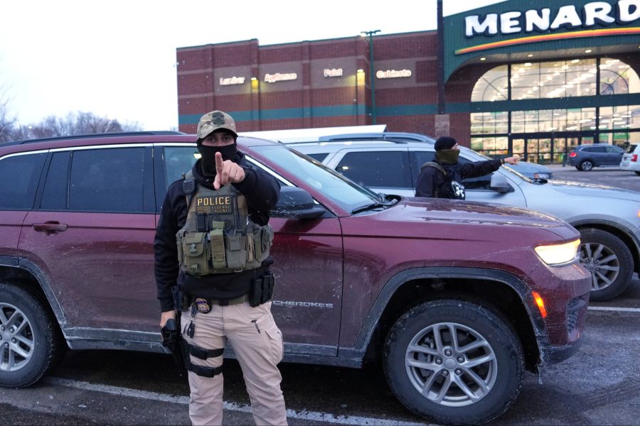 Doch neuste Stellenausschreibungen lassen aufhorchen: Dort ist nur noch von einer 50-tägigen Grundausbildung die Rede.