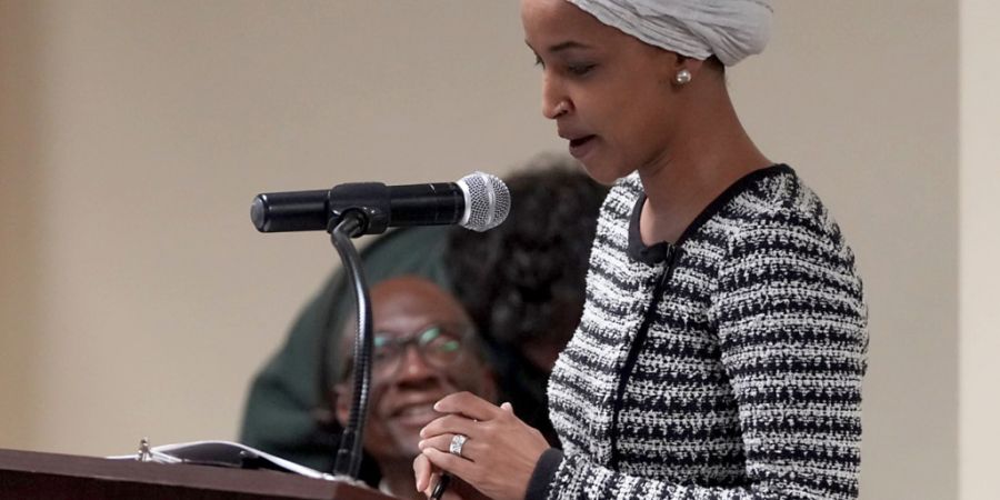 dpatopbilder - Die demokratische Abgeordnete Ilhan Omar spricht bei einer Veranstaltung in der Stadthalle von Minneapolis. Während ihres Auftritts wurde Omar von einem Mann aus dem Pub...